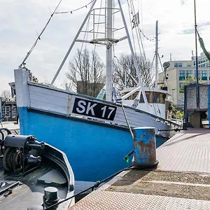 Asile Flottant Bådhotel